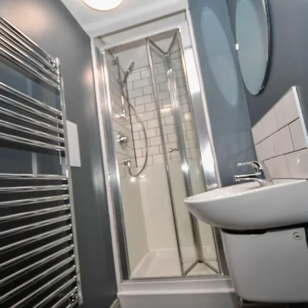 Convenient 4bed Budget In Headingley