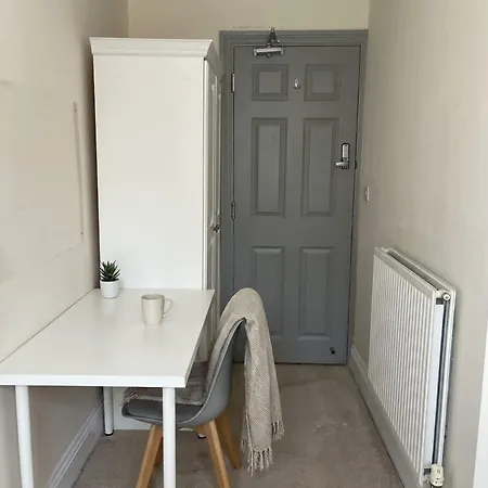 Convenient 4bed Budget In Headingley