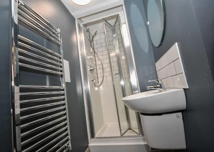 Convenient 4bed Budget In Headingley