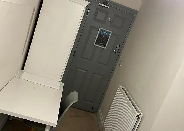 Convenient 4bed Budget In Headingley Daire