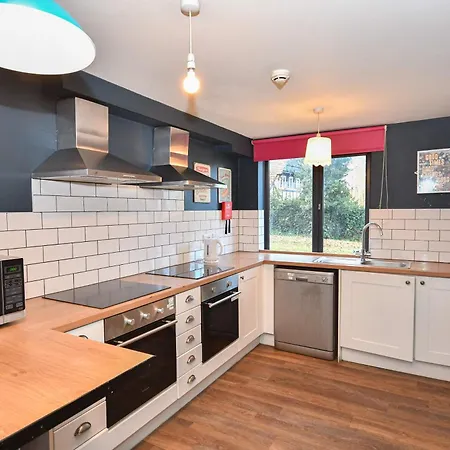 Convenient 4bed Budget In Headingley *