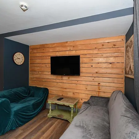 Апартаменти Convenient 4bed Budget In Headingley *