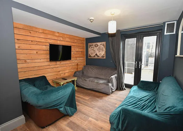 Апартаменти Convenient 4bed Budget In Headingley *